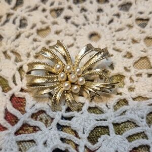 Elegant Vintage Gold and Pearl Brooch